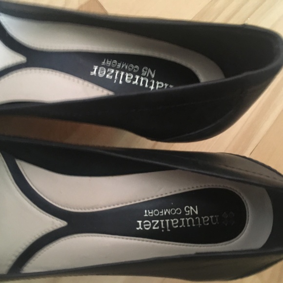 Naturalizer N5 heels , black with bow in front. Peep toe shoes. size 9 - Picture 5 of 5